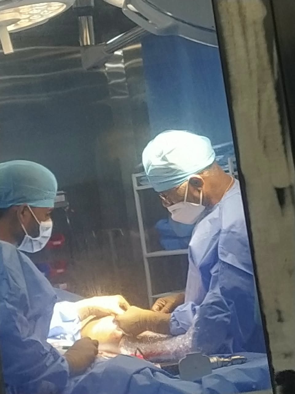 Orthopaedic surgeons operating on a limb